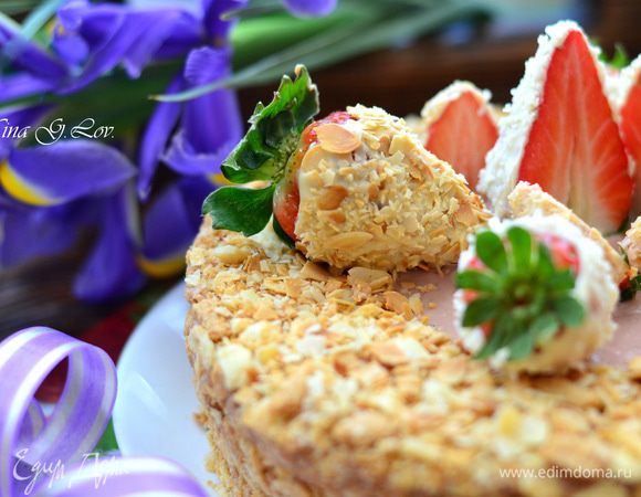 Для украшения клубнику промыть, высушить, в каждую воткнуть зубочистку. Растопить на водяной бане белый или по желанию  молочный шоколад. Каждую клубнику окунуть в растопленный шоколад, затем в орехи, в кокосовую стружку, затем воткнуть каждую клубнику в пенопласт и поставить в холодильник на минут 30, вкуснейшая клубничка готова! P.S. Импортную клубнику я практически не покупаю, только для украшения тортиков, жду лета!