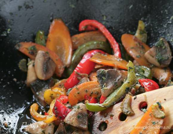 Заправить сладкий перец соусом, присыпать кинзой.