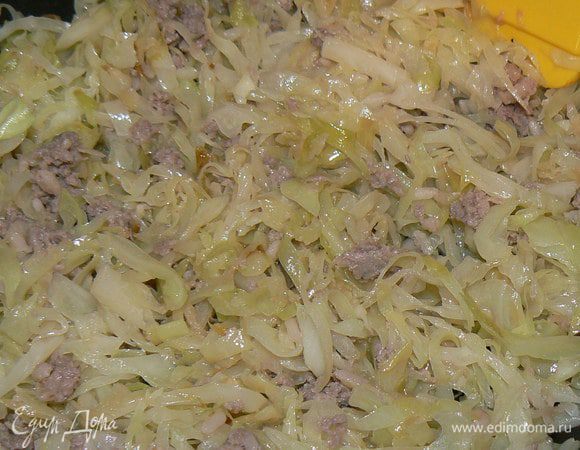 потушить капусту, добавить фарш.,слегка обжарить.