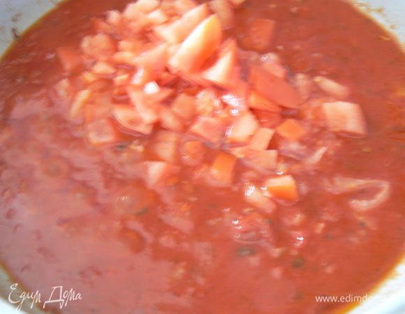 Приготовить соус.:
Лук и чеснок мелко нарезать. Разогреть растительное масло. Обжарить до румяности лук и чеснок, добавить консервированные пюрированные  томаты.Затем  свежий помидор порезать кусочками, добавить к соусу. Довести до кипения и тушить на минимальном огне 5-10 минут. За пару минут до готовности посолить, поперчить по вкусу, добавить базилик.