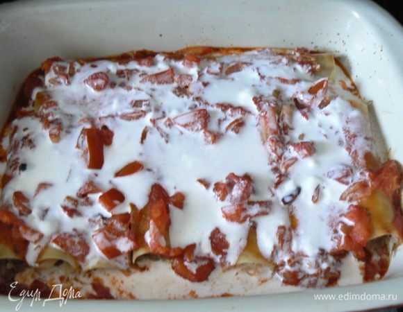 залить оставшимся соусом,. Сметану развести в воде полить сверху.( макароны должны быть полностью покрыты). Накрыть форму листом фольги и запекать 40  минут,  затем убрать фольгу и печь еще 10 минут.