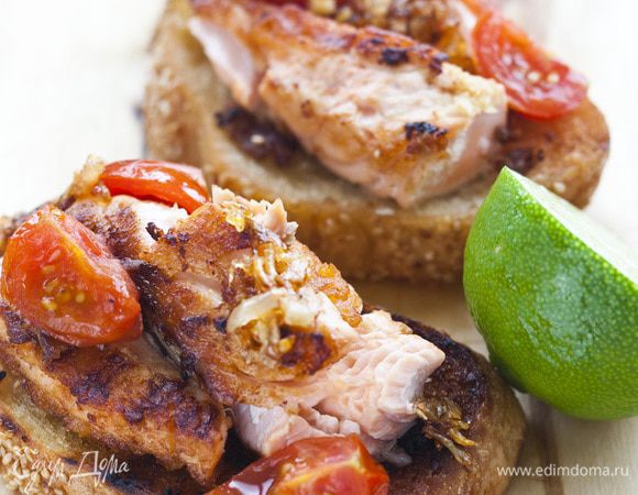 Выложить на хлеб семгу, полить сверху соусом и подавать.