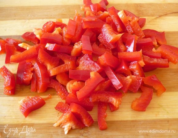 Перец нарезать соломкой