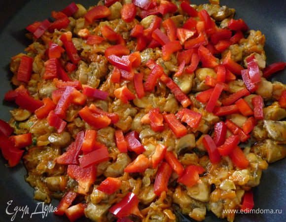 Нагреть сковороду с растительным маслом на небольшом огне,репчатый лук обжарить до прозрачности,добавить морковь, обжарить вместе с луком 10 минут, помешивая. Добавить грибы,перемешать и тушить до полного испарения жидкости, посолить и поперчить,добавить нарезанный перец и прогреть 1-2 минуты под крышкой,что бы перец немножко обмяк.