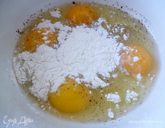 Яйца взбить венчиком с щепоткой соли,перцем и  мукой