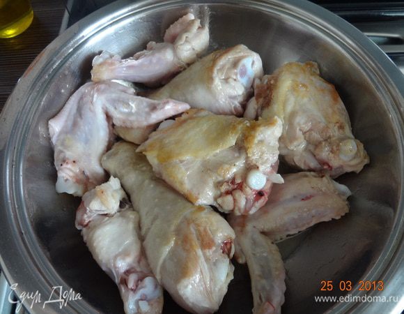 Сковороду или неглубокую кастрюлю разогреть, добавить растительное масло и обжарить кусочки курицы со всех сторон.