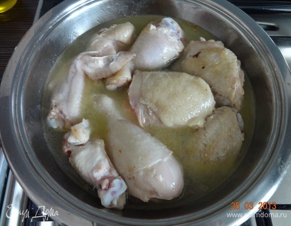 Залить водой, так чтобы мясо осталось чуть неприкрытым и оставить тушиться под крышкой на медленном огне до готовности (мне хватило 30 минут).