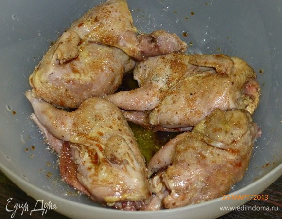 Готовим маринад, который состоит из бальзамического уксуса (1 ст.л.), оливкового масла (3 ст.л.) и специй (я брала лишь соль и перец). Тушки перепелов тщательно смазываем маринадом и оставляем на час (можно и больше).