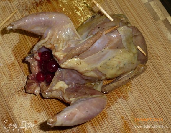 Закрываем брюхо и закрепляем зубочистками, чтобы начинка не выпала.