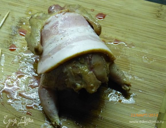 Одеваем на перепелов "шубку" - полоску бекона (я использовала свиную грудинку).