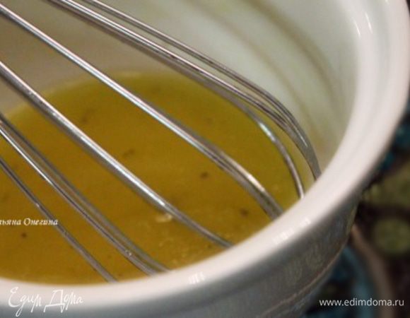 Клубнику вымыть и высушить. Смешать все для соуса. Нашу травку поливаем немного соусом, аккуратно встряхиваем, выкладываем горкой на тарелку. Хамон и клубнику выклыдываем поверх листьев и поливаем оставшимся соусом. Тонко нарезаем сыр  хлопьями и выклыдываем на блюдо. Посыпаем орехами. Салат готов!