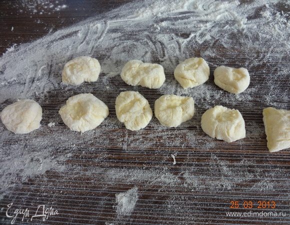 От отдохнувшего теста отрезать небольшой кусочек, скатать жгут диаметром 2-3 см и нарезать на небольшие кусочки. Опустить галушки в сотейник с кипящей подсоленной водой и варить несколько минут.