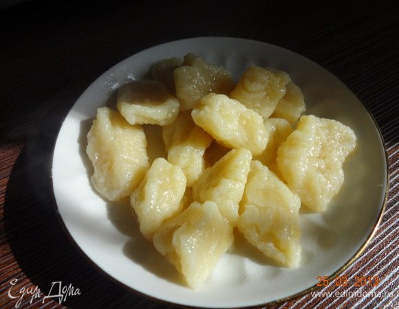 Готовые галушки выложить на тарелку, сбрызнуть оливковым маслом.