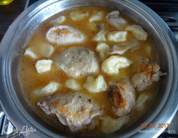 В сковороду с курицей добавить томатную пасту, галушки и потушить еще 5-7 минут, выложить в глубокие тарелки, полить бульоном.
