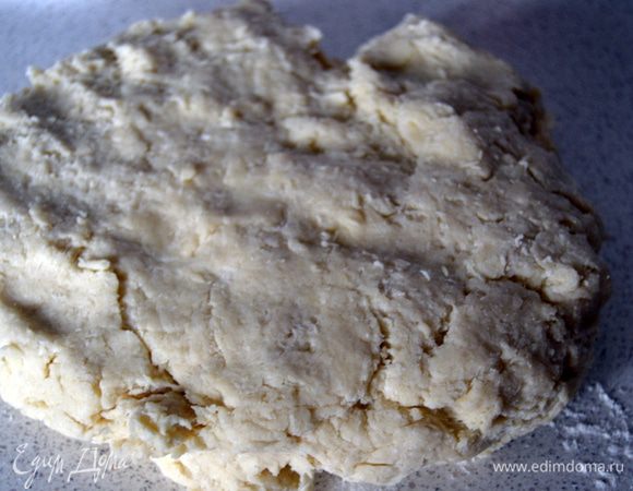 Слегка подпылить мукой стол и выложить тесто.