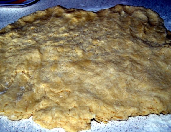 Тесто разровнять руками в пласт.