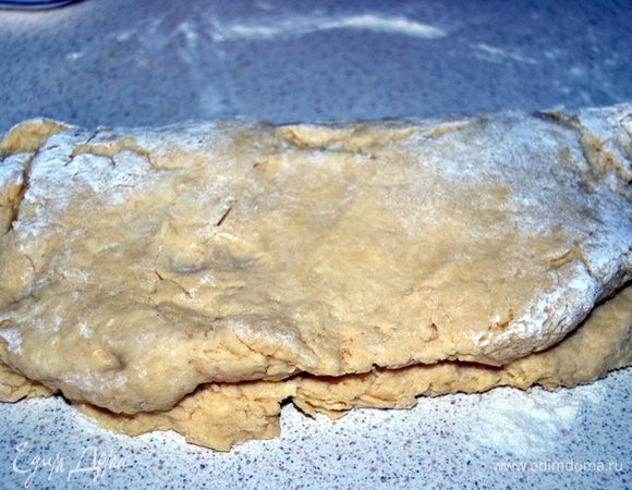 Сложить пополам и опять разровнять,затем сложить пополам с противоположной стороны.Повторять складывать и разравнивать еще несколько раз.