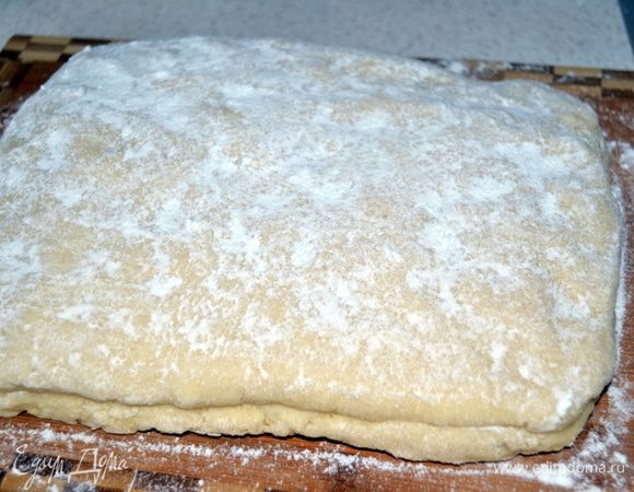 Доску присыпать мукой,переложить на неё тесто.Сверху посыпать мукой,накрыть полотенцем и убрать в холодильник на 15 мин.