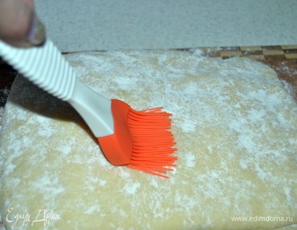 Затем кисточкой смахнуть лишнюю муку.