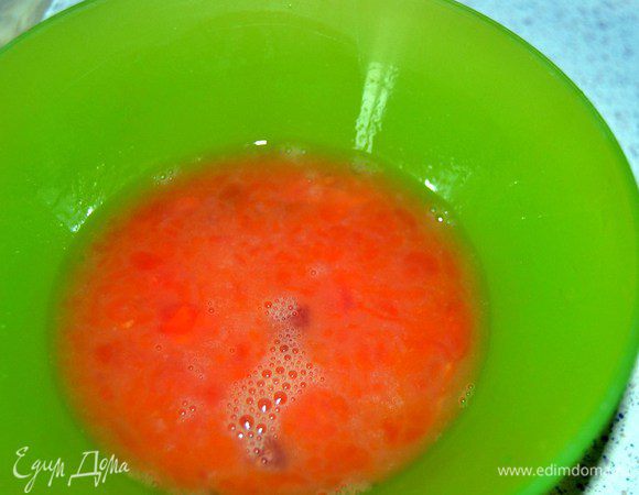 Разбить два яйца и взболтать со щепоткой соли.Отставить.