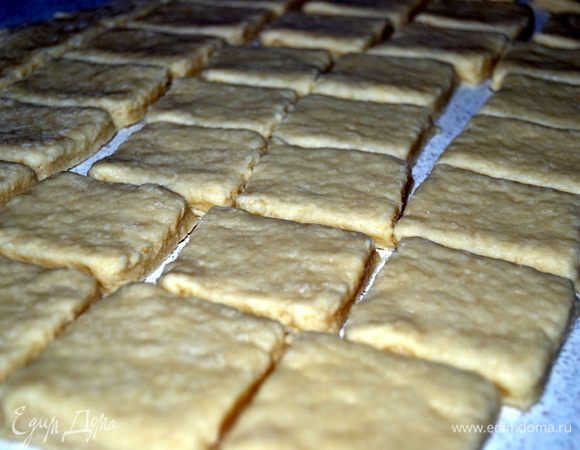 Тесто раскатать на подпыленной мукой поверхности,до толщины 2-3 см. Разрезать тесто на ровные квадраты.Духовку разогреть до 220 гр.