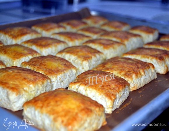 Выпекать в разогретой духовке. Она у нас дошла до 220 гр. Как только поставили сконы, так сразу уменьшаем до 200 гр. и выпекаем минут 20. 