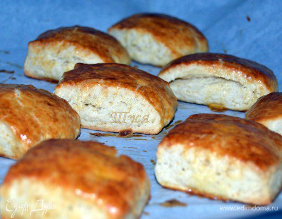 Вторая партия из обрезков дождалась своего времени. Выпекаем пока булочки не поднимутся и не зарумянятся.