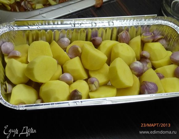 На гарнир я решила запечь картофель с луком-шалот.