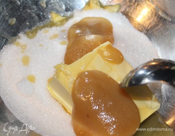 В миску положить сливочное масло, сахар и мед.
Миску поставить на водяную баню и нагревать, помешивая, около 4-5 минут, пока смесь не станет однородной, а сахар частично растворится.
Добавить соду, хорошо перемешать и нагревать, помешивая, 1 минуту.
