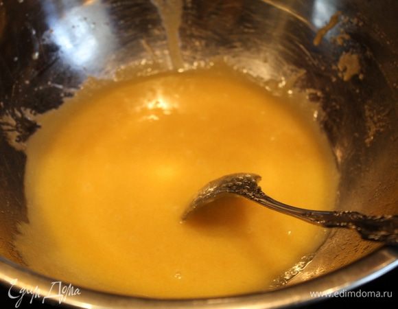 Снять миску с водяной бани, добавить яйца и быстро перемешать венчиком до однородности.
