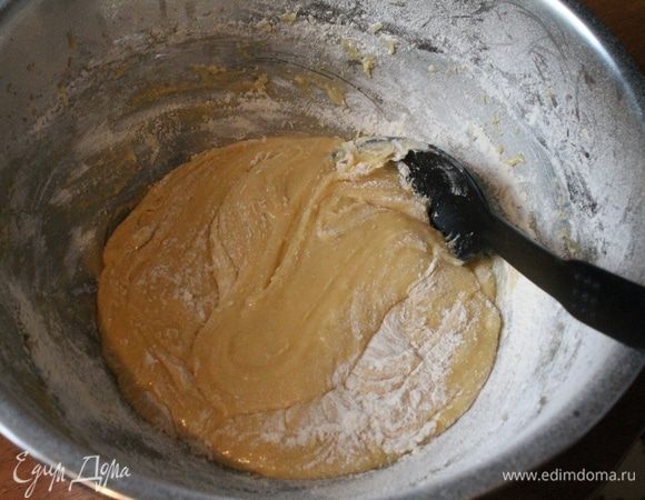 Всыпать муку (300 г) и перемешать. Будет казаться, что муки мало, но не следует добавлять больше, т.к. теплое тесто вбирает в себя много муки, а от ее избытка коржи получатся тугими. Убрать миску с тестом в холодильник на 20-30 минут.
