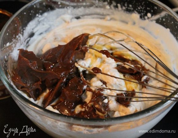 Приготовим крем. Охлажденные сливки 35% взбить по правилам ввести 1 банку варенной сгущенки + орехи взбит (у меня миндаль и фундук).