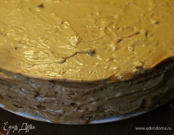 Пропитываем коржи.
Смазываем все коржи и собираем торт.
