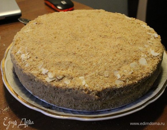 Предварительно раскрошить обрезки и обсыпаем торт.
Украшаем по желанию.
