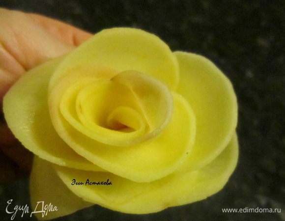 Сначала собираю вот такие большие картофельные розы.
