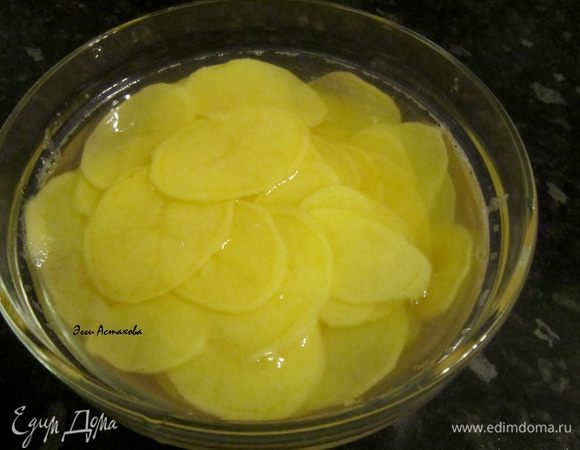 Подготавливаю миску с немного подсоленной водой и бросаю туда эту картошку на минут 15. Эти кружочки становятся мягкими, не ломаются при изготовлении цветка. 