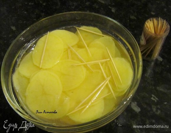 Для изготовления розочек нам понадобятся зубочистки. Чтобы они не сгорели я их тоже отправляю в соленной раствор. 