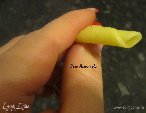 Далее беру один кружок и сворачиваю его трубочкой.