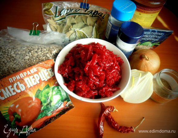 Продукты... Лук ещё в кадре, но затем успешно иммигрировал на чипсы))