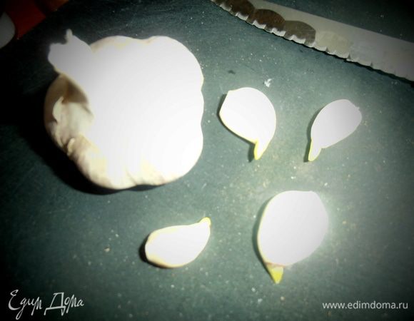 В это время готовим заправку из специй.Чеснок порубить мелко...