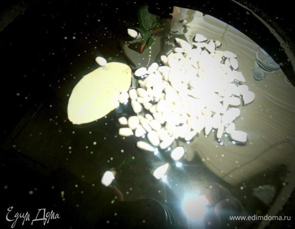 Разогреть нерафинированное растительное масло и выложить в него семечки (пока столовую ложку) с лавровым листиком.