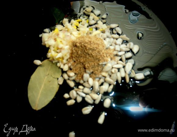 Добавить чеснок и молотый кардамон.