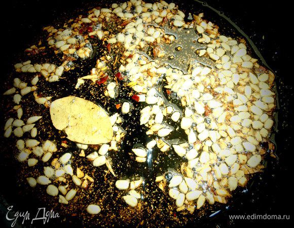 Всё нужно прокалить несколько минут в масле,чтобы компоненты подружились между собой! Следите,чтобы чеснок не пригорел!