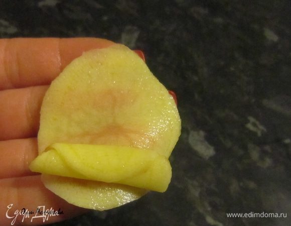 На эту трубочку накручиваю второй кружочек. 