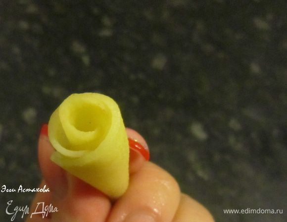 Крутить надо так, чтобы каждый следующий лепесток накрывал предыдущий, и чтобы середина осталось погружена во внутрь. 