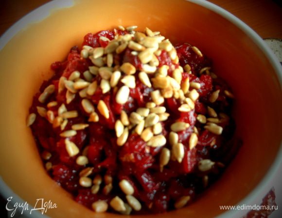 Вторую ложку семечек прожарить в той же сковороде с остатками масла и высыпать сверху на салатик! Всё!!!