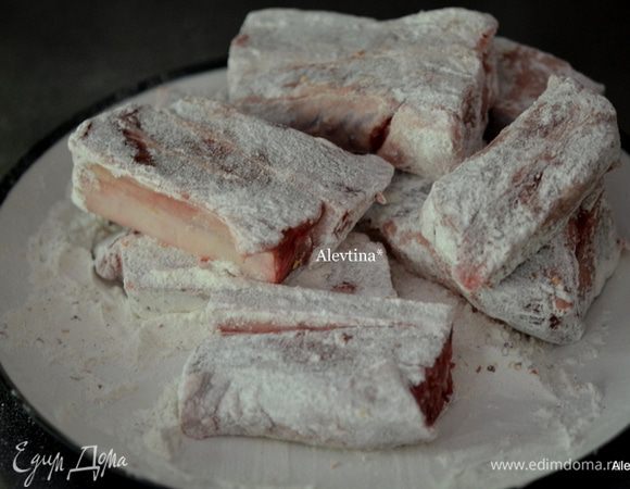 Если готовим в духовке,то разогреем ее до 190 гр.
Я делаю на плите.
Муку смешаем с паприкой, кайенским перцем, солью и перцем. Короткие говяжьи ребра полностью вываляем в муке смешанной.