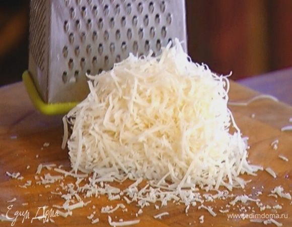 Пекорино натереть на мелкой терке — должны получиться 2 ст. ложки.