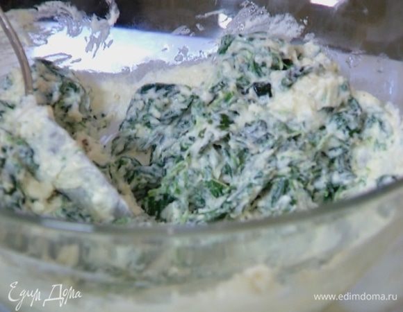 Приготовить начинку: творог соединить с натертым сыром, посолить и поперчить, затем добавить шпинат и все перемешать.