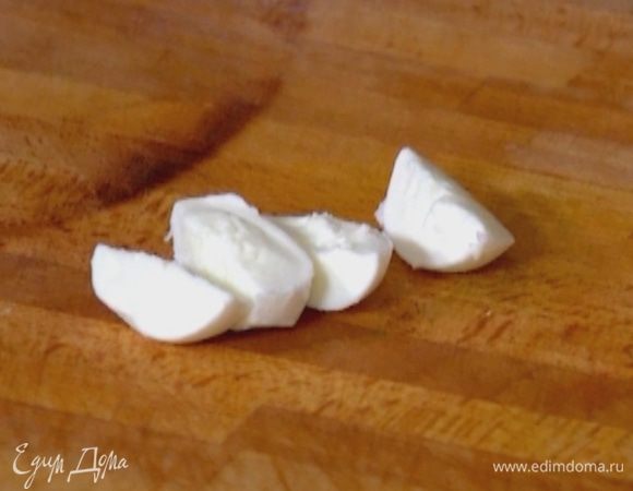 Моцареллу разрезать на кусочки.